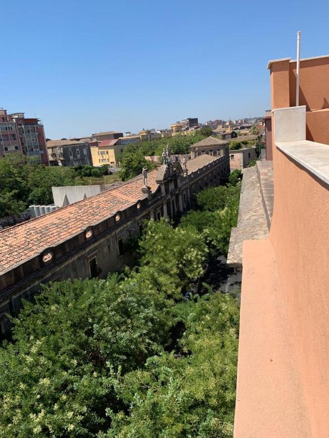 Donna Luisa-Catania Charming Apartment Bagian luar foto